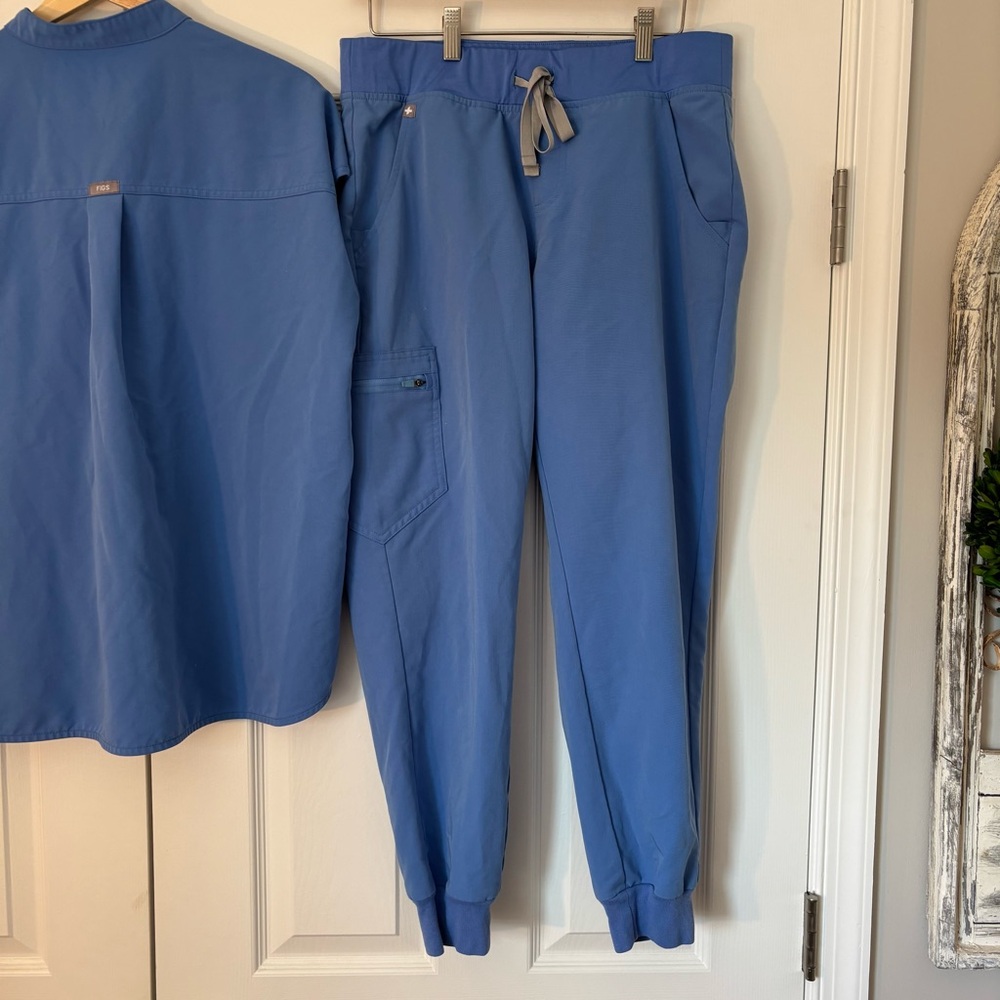 FIGS Ceil Blue Scrub Set M Rafaella Top High Waisted Zamora Joggers M/P Short - Picture 6 of 8